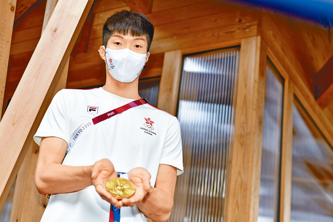 为香港特区夺奥运首金，张家朗强调自己要保持谦卑，切忌自大。