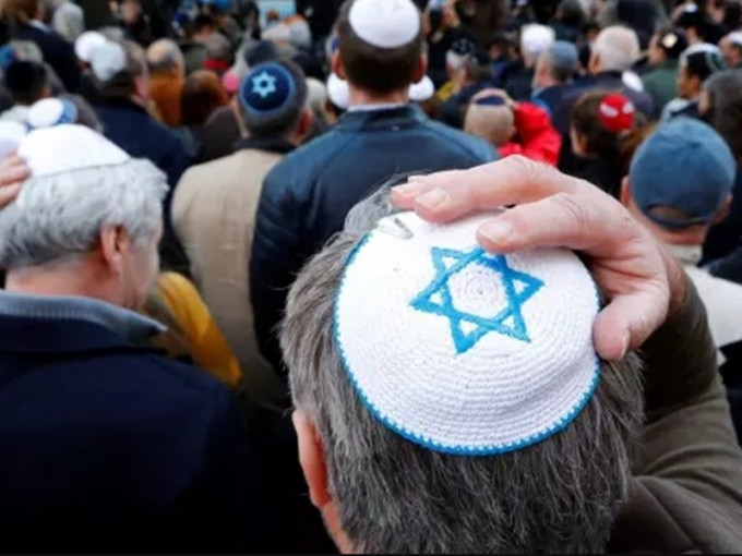 德國報章《圖片報》呼籲讀者戴「基帕」帽，以對抗反猶太風氣。  網上圖片