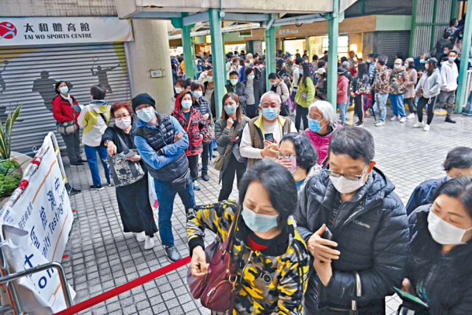 ■遭爆窃的大埔太和体育馆社区检测中心重开后，大批市民轮候检测，中心外出现长长人龙。