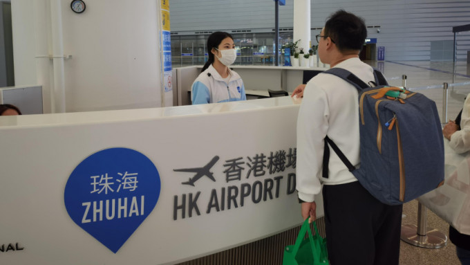 「經珠港飛」12日起實施後，旅客在內地完成邊檢查驗，便可用陸路直達香港機場。央視