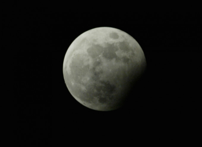 天文台表示，香港上空于11月19日傍晚将出现月偏食。资料图片