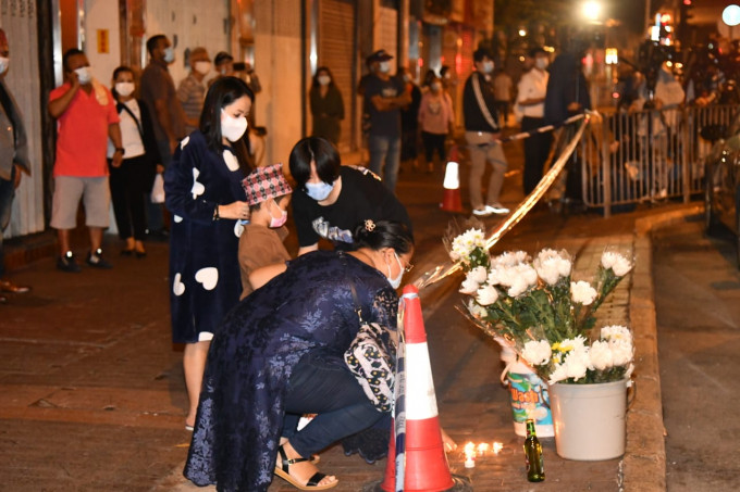 市民到大廈外拜祭死者。