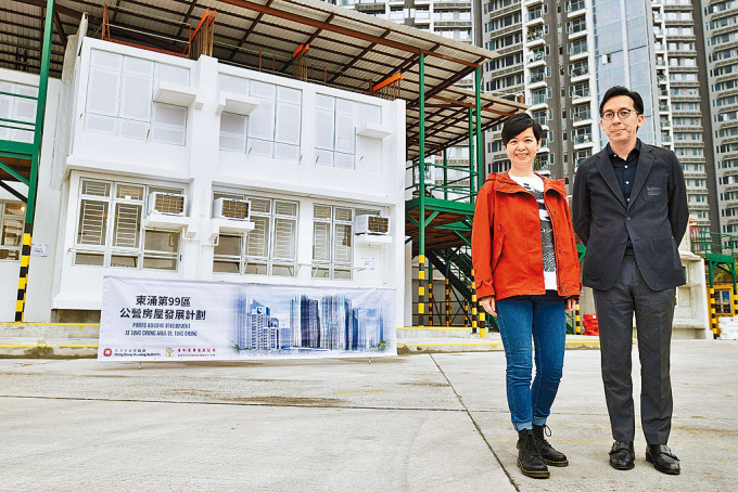 房屋局局长何永贤（左）及房屋署助理署长梁洪伟（右），昨日介绍「组装合成」的建筑时间可减省2成。