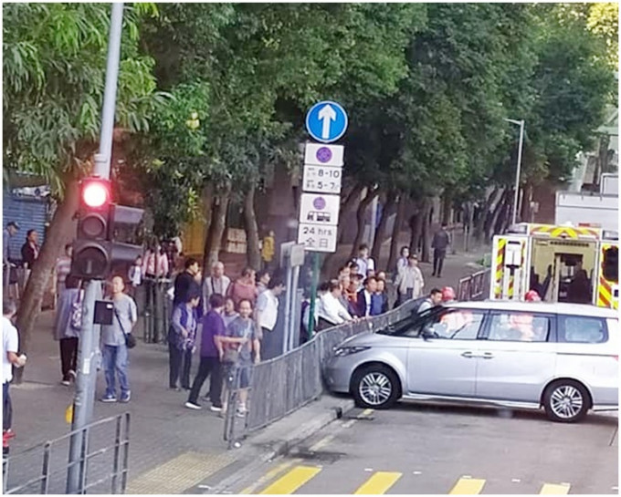 七人車撞向鐵欄，險衝上行人路。Albert Tsoi‎圖片