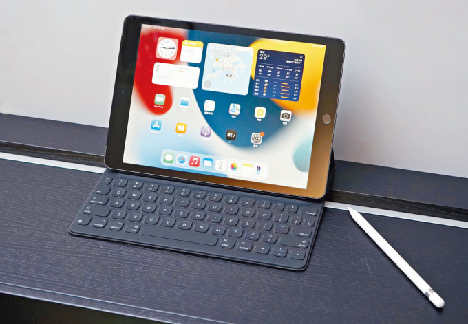 ●新iPad继续可以选配Smart Keyboard及第一代Apple Pencil等实用配件。售价：$2,599起/Apple
