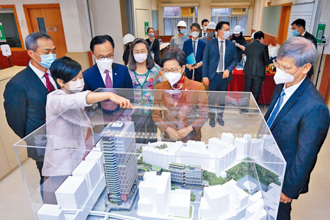 林郑月娥与候任公务员学院院长郭荫庶（左一）等，了解项目的模型介绍。