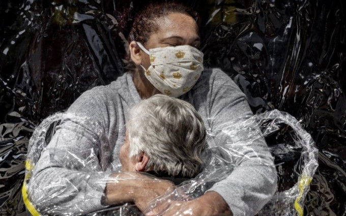 「第一个拥抱」纪录了疫情下的艰难。World Press Photo图片