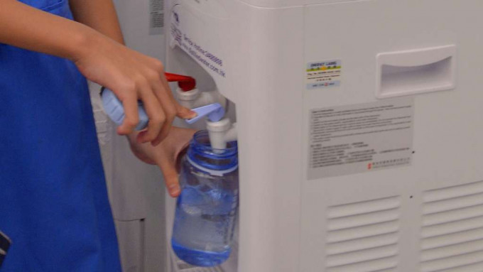 網民抱怨公司同事只會飲水不想為水機換水。示意圖片
