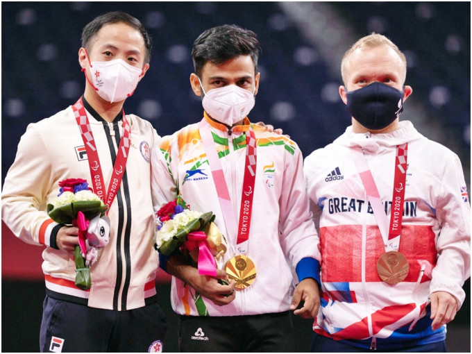 朱文佳夺得银牌（左）。香港残疾人奥委会暨伤残人士体育协会fb图片