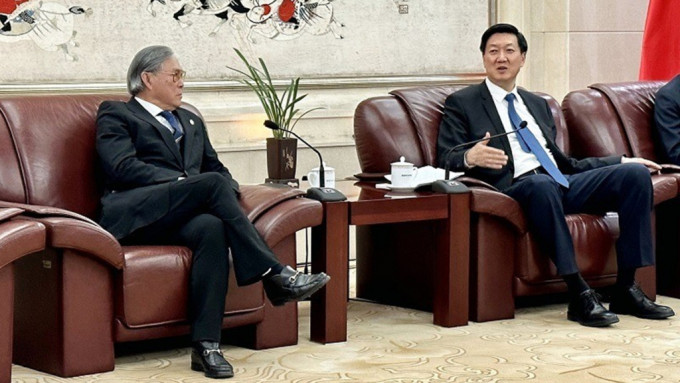 霍震霆(左)今日與中國奧委會會長兼國家體育總局局長高志丹及領導層會晤。