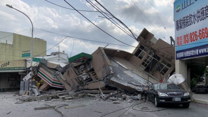 花莲玉里镇一栋3层大楼倒塌。中时