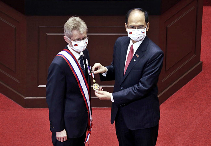 台湾的立法院长游锡堃（右），向维斯特奇尔（左）送上勋章。AP