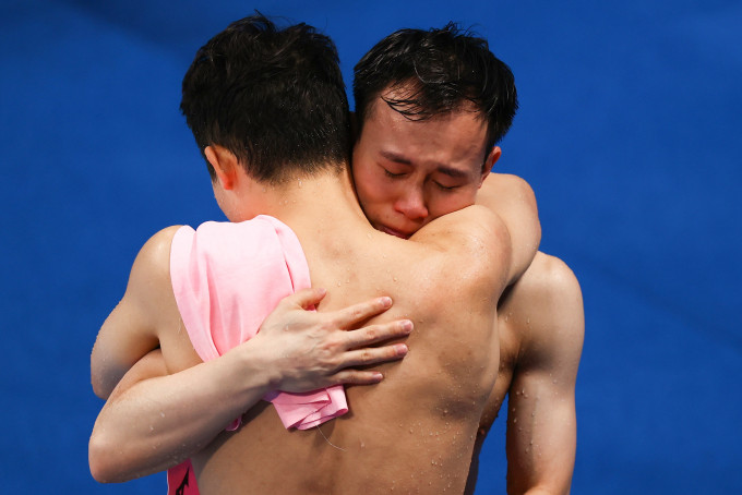 谢思埸夺男子3米板金牌后，激动地与摘银牌的队友王宗源拥抱。Reuters