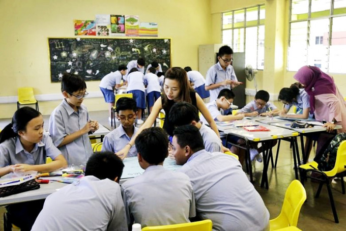 新加坡減少考試次數，好讓校方騰出更多時間全面栽培學生。