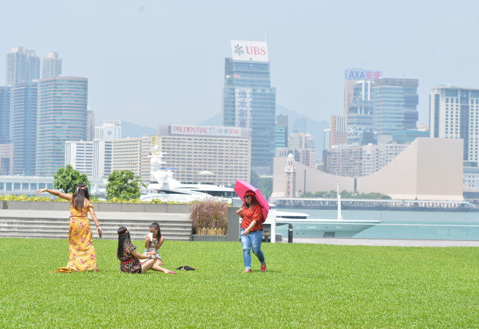 天气炎热，市区最高气温约32度，新界再高一两度。