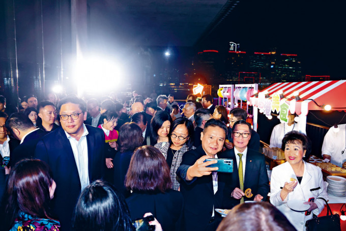 香港夜繽紛活動啟動禮在西九文化區舉行，有參與者不忘打卡留念。