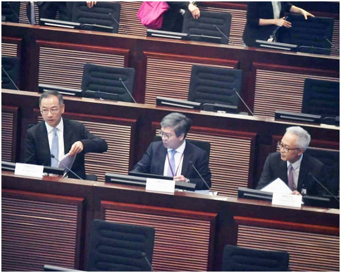 余伟文（左）出席立法会财经事务委员会会议。