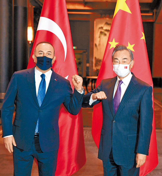 王毅（右）同土耳其外长在无锡会面。