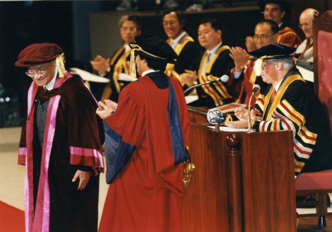 金庸早在1996年已获理工大学颁受荣誉博士学位。资料图片