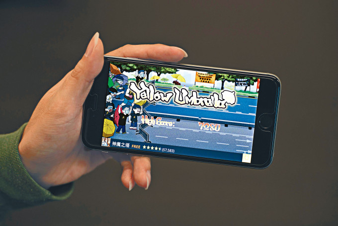 去年八月，玩家在「动漫游戏狂欢节」ChinaJoy体验手游。