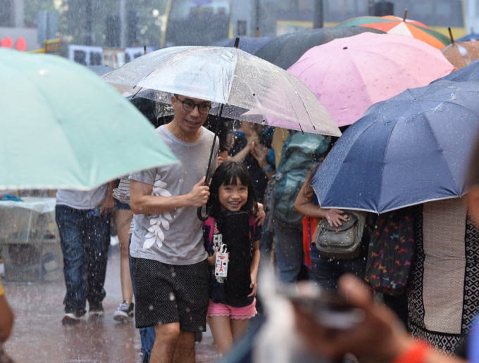 天文台预测，明日及周四密云，有狂风大骤雨及雷暴。 资料图片