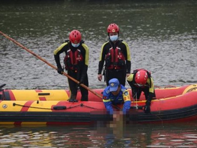 救援人员将3人打捞上岸。网图
