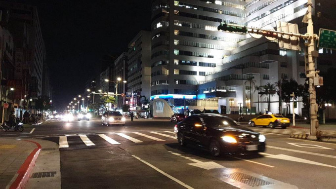 台北部分地方交通熄滅、街燈關閉。網上圖片