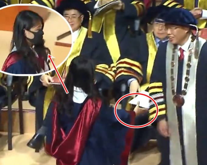 戴口罩畢業生（小圖）向校長鞠躬時，滕錦光拒絕與對方握手（紅圈示）。無線新聞截圖