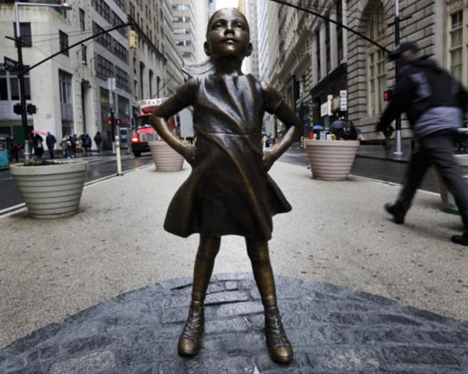 象徵女性爭取更大權利的「無畏女孩」雕像。網圖