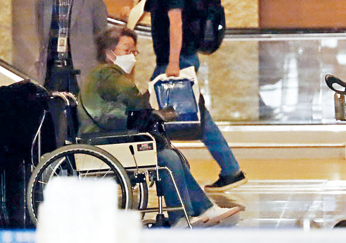 ■尹汝贞昨返抵韩国，被拍到坐在轮椅上。