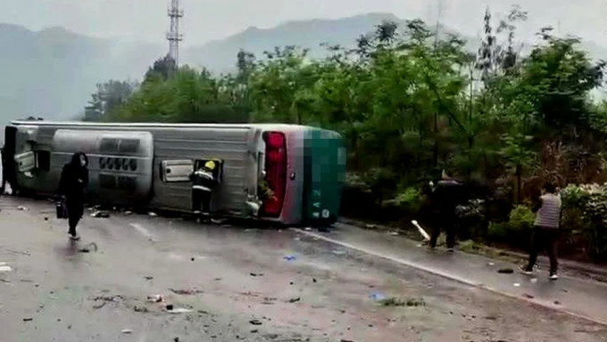 重庆旅巴侧翻，20人受伤当中7人伤势较重。