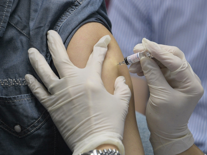 中大民调指半数受访者认同疫苗接种率高有助生活恢复正常。资料图片