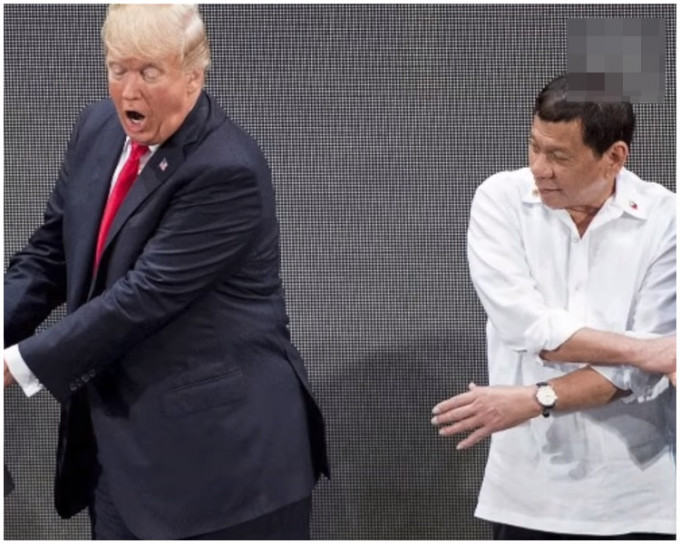 菲律宾总统杜特尔特的手空著没人握，让合照的领导人被分开成两边。网上图片