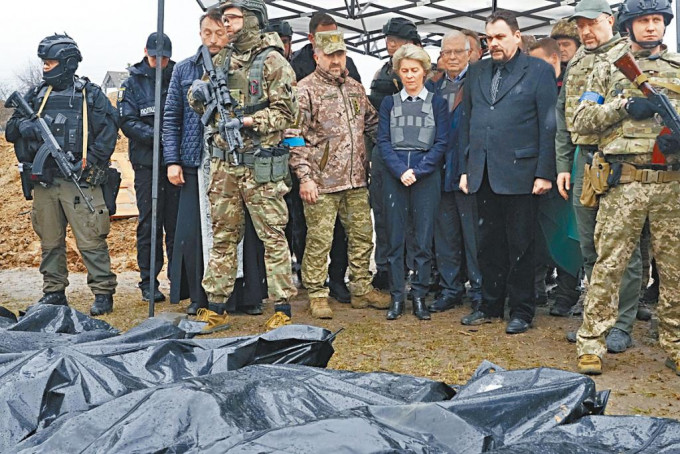 歐盟委員會主席馮德萊恩昨日到訪布查鎮，看到一批從亂葬崗掘出的屍體。