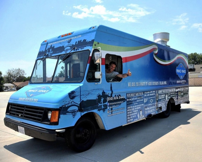 Emanuele Filiberto的美食車沿用了家族傳統的藍色。網圖