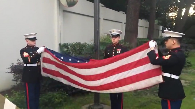 降旗仪式由数名美国海军陆战队警卫队驻中国成都分遣队成员负责。 影片截图
