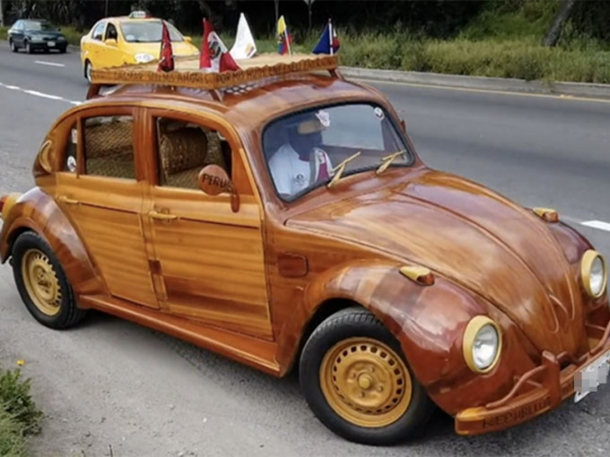 秘鲁木匠奥尔特加制作了一部木制福士甲虫车为女儿埃梅利庆祝17岁生日。 网上图片
