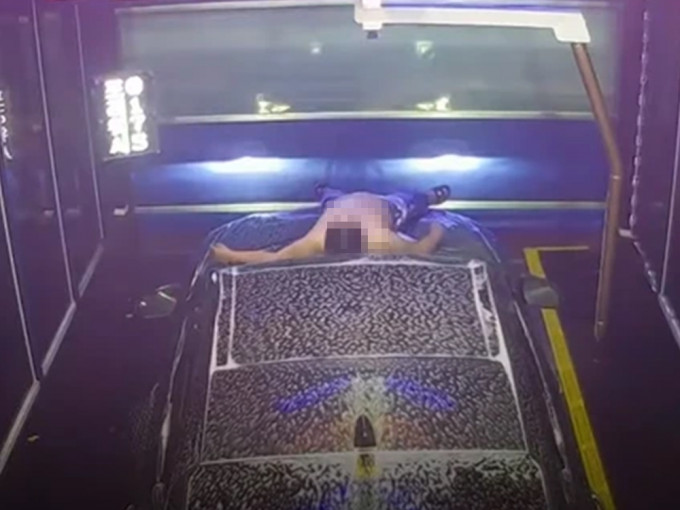 韓男半裸闖洗車場沖涼，無視高壓水槍打身。影片截圖