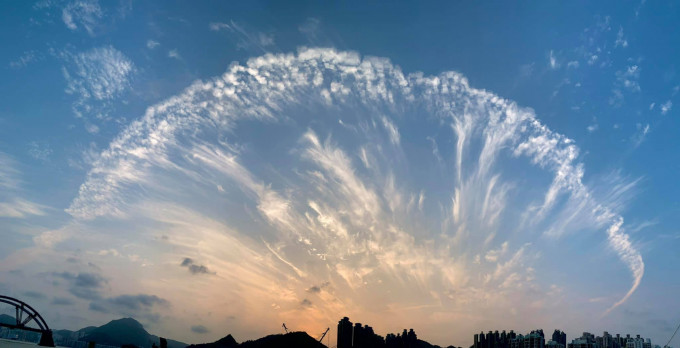 狀似「孔雀開屏🦚」的畫面， 是由凝結尾跡變形雲和輻輳狀雲共同構成。天文台facebook圖片