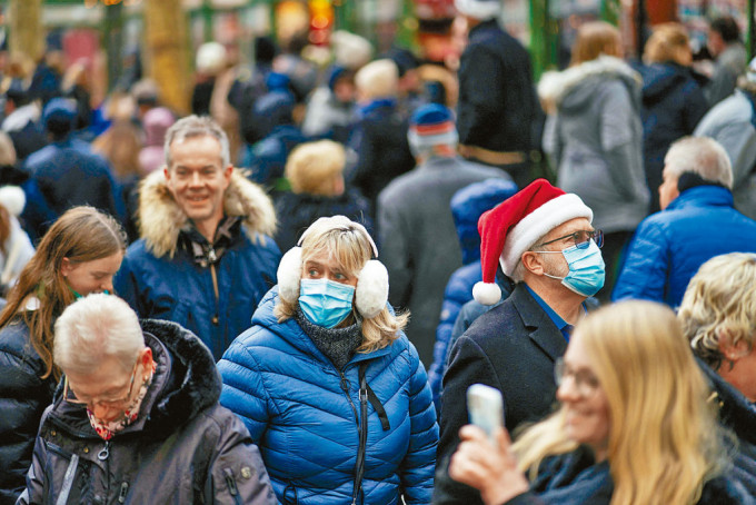 纽约市街头部分民众戴上口罩。