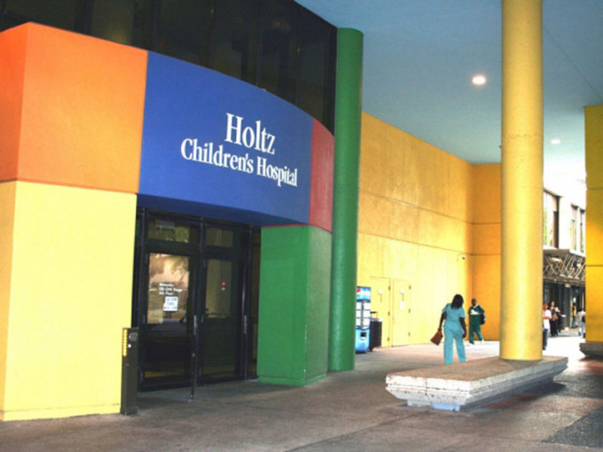 美國佛羅里達州邁阿密霍爾茨兒童醫院接獲該州首兩宗與新冠肺炎有關的罕有炎症綜合症。(網圖)