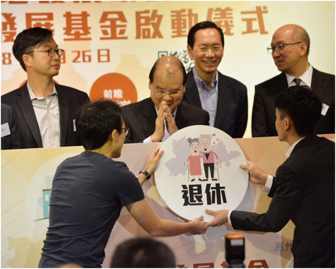 張建宗（左二）重申，大灣區將會是香港年輕人和創科的重要機遇。