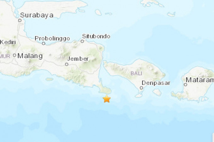 印尼度假胜地峇里岛以南今天发生规模6.1的海底地震。(网图)