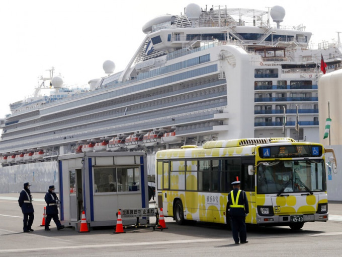「钻石公主号」未确诊港人可离船乘包机回港。AP
