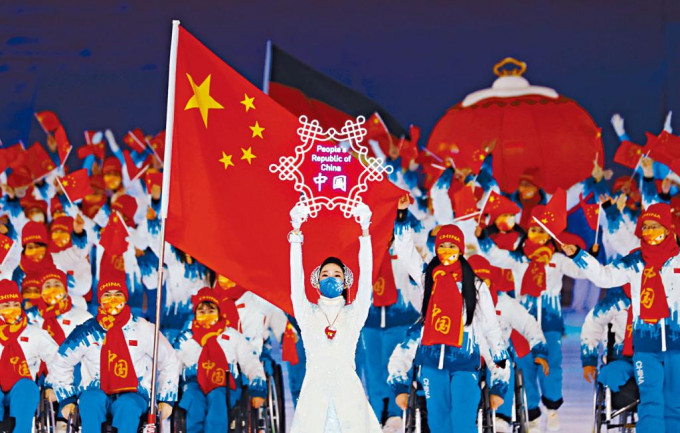 北京冬殘奧昨晚開幕，中國代表團入場。