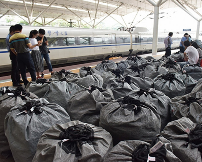 京沪高铁每天都有列车专门寄递包裹。