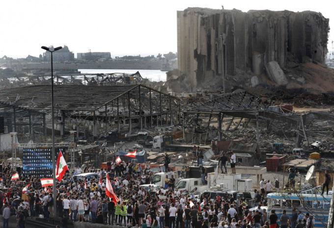 黎巴嫩貝魯特港口大爆炸發生一星期，民眾在爆炸地點附近聚集悼念死者。AP圖片