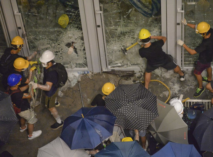 香港中律協強烈譴責昨日「極端暴力衝擊立法會行為」。資料圖片