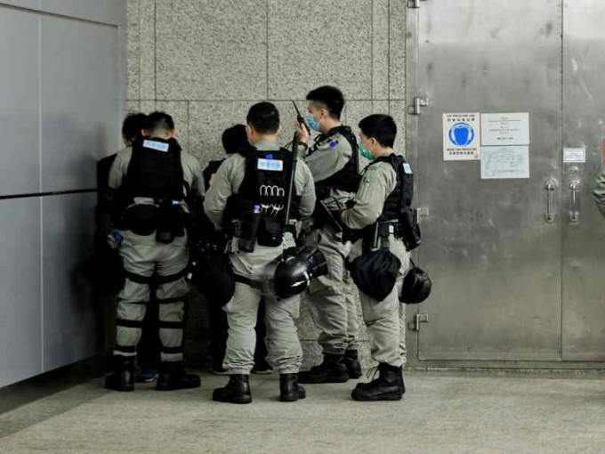 防暴警当日在入境事务大楼截查多人。资料图片