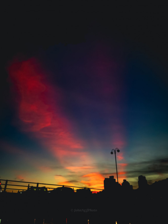 沙田市民拍摄的晚霞。群组「社区天气观测计划CWOS」网民John Ng图片